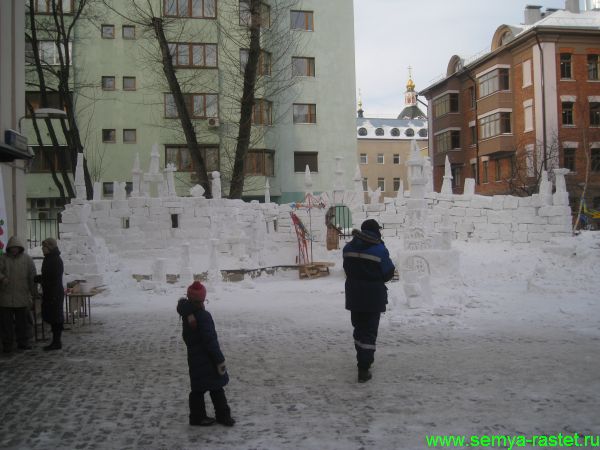 Строим снежную крепость