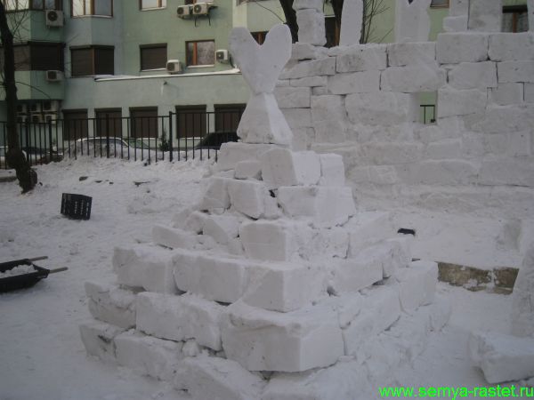 Как сделать снежную крепость еще красивее: помогаем маленьким строителям уютными идеями